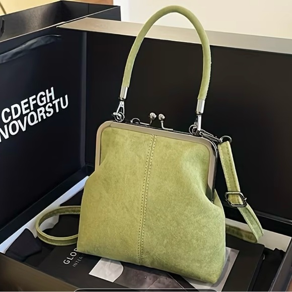 UNIQUE GREEN HANDBAG W/STRAP by Gecko - Picture 2 of 15